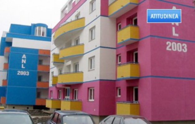 Bătaie de joc: dacă vor să-şi cumpere locuinţa, chiriaşilor ANL li se bagă pe gât până şi trotuarul